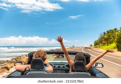 Road Trip Auto Urlaub Happy Auto fahren Cabrio Auto auf Sommerreise Hawaii Urlaub. Frauen mit Armen, die Spaß haben, junger Mann Fahrer