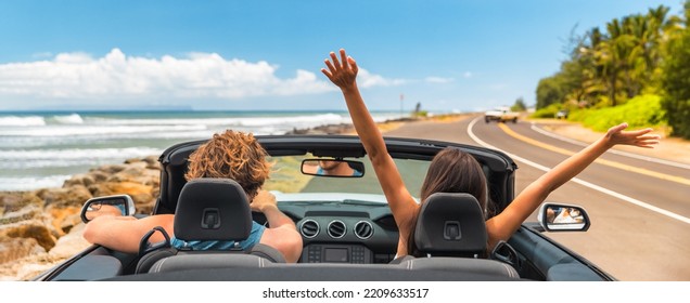 Viaje por carretera vacaciones de verano diversión pareja joven conduciendo coche convertible en destino de viaje de vacaciones banner panorámico. Mujer con los brazos en alto feliz, hombre conductor divirtiéndose.