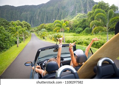 Reisen auf der Straße - Mädchen, die Auto in Freiheit fahren. Fröhliche junge Mädchen jubeln in Cabrio Auto auf Sommer Hawaii Urlaub.