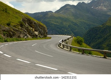 Road turning in the mountains