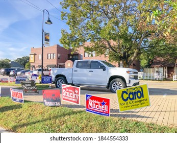 ROANOKE, TX, US-OCT 30, 2020: Row Of Presidential Election Poster Yard Sign Near Early Voting Location In Main Street Roanoke, Texas. Signs Greeting Early Voters, Political Party Posters For Election