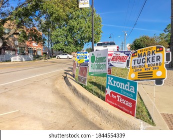 ROANOKE, TX, US-OCT 30, 2020: Row Of Presidential Election Poster Yard Sign Near Early Voting Location In Main Street Roanoke, Texas. Signs Greeting Early Voters, Political Party Posters For Election