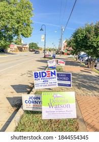 ROANOKE, TX, US-OCT 30, 2020: Row Of Presidential Election Poster Yard Sign Near Early Voting Location In Main Street Roanoke, Texas. Signs Greeting Early Voters, Political Party Posters For Election