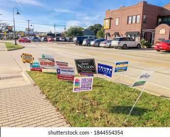 ROANOKE, TX, US-OCT 30, 2020: Row Of Presidential Election Poster Yard Sign Near Early Voting Location In Main Street Roanoke, Texas. Signs Greeting Early Voters, Political Party Posters For Election