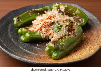 Roasted green pepper with bonito flakes