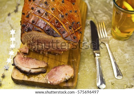 Roasted ham with cloves 