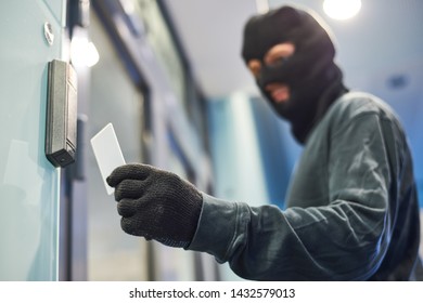 robber using electronic key for acceess
