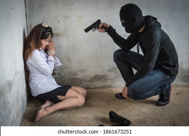 Robbery Man Is Using Gun Point Head Negotiating Negotiation With Hostage Kidnapping Women