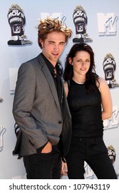 Robert Pattinson And Kristen Stewart  At The 2008 MTV Movie Awards. Gibson Amphitheatre, Universal City, CA. 06-01-08