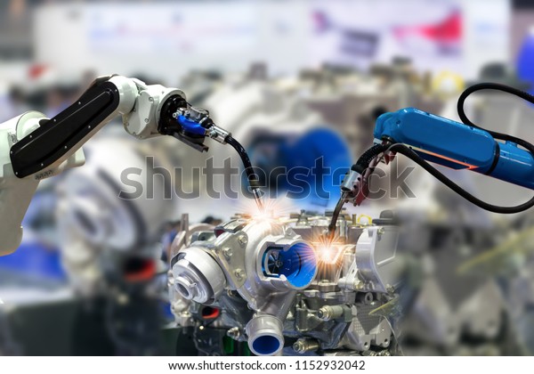 Robot arm Engine production Industrial 4.0 of\
things technology using controller\
