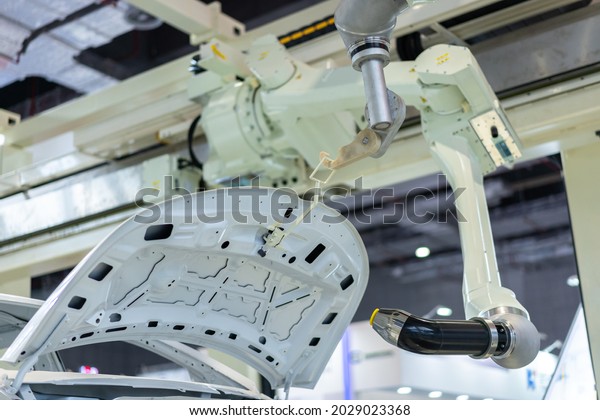 robot arm working in car\
factory