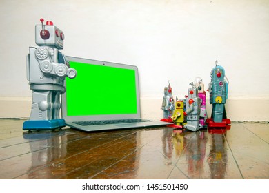 Roboterpräsentation mit Laptop auf Holzboden