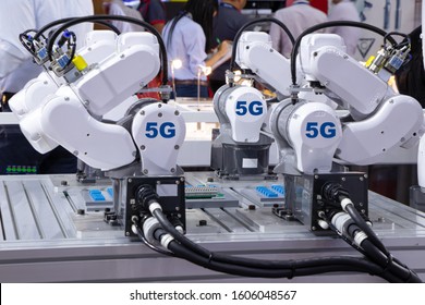 Robot Smart And Conveyor Belt, Factory Automation 5G Network.