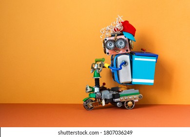 Robotik-Lieferservice-Konzept. Ein glücklicher Roboter-Kurier fährt einen Roller und liefert eine Bestellung an einen Kunden in einem Rucksack. brauner roter Hintergrund. Leerzeichen kopieren