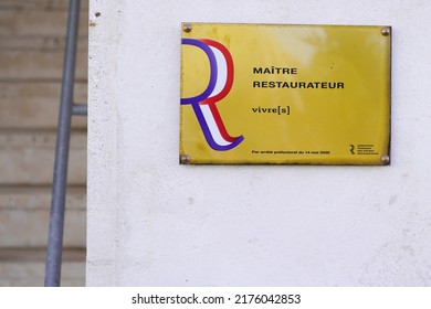 Rochefort , Aquitaine  France - 06 25 2022 : Maitre Restaurateur Vivre Text Logo And Sign Brand Of Influential French Restaurant Association Critics State-issued Title 