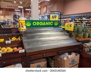 Rochester Hills, Michigan  United States - July 12, 2021: Empty Organic Banana Stand In The Kroger Produce Section.