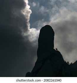 pico de roca en un cielo dramático nublado