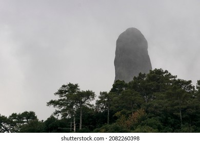 pico de roca sobre el bosque