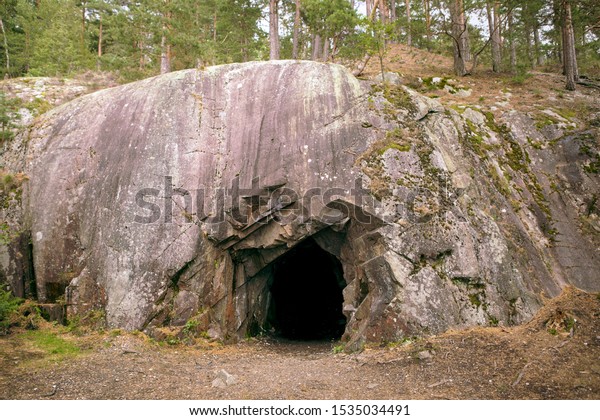 暗い穴のあいた岩壁 鉱物由緒ある鉱山 スプロの洞窟の入り口 ノルウェー ネソダンゲン半島 の写真素材 今すぐ編集