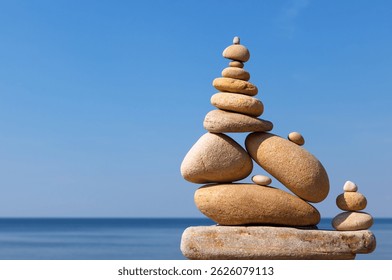 Rock zen pirámide de piedras amarillas en una playa en el fondo del mar. Concepto de equilibrio de vida, armonía y meditación