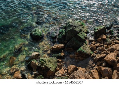Felsen gegen Wasser am Meer