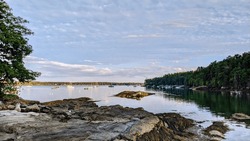 Côte Rocheuse Et Vue Sur Les Bateaux Dans Le Port Du Crépuscule Bar Harbour, Maine.