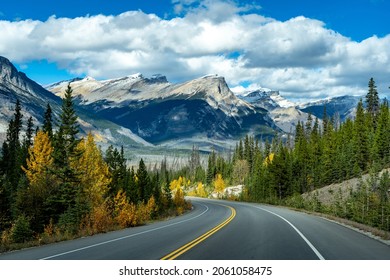 Rocky Mountains Banff Nationalpark Summit - Shutterstock ID 2061058475