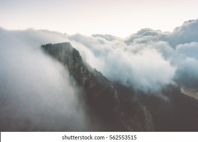 Скалистые горы скалы и облака шторм Пейзаж Путешествие с высоты птичьего полета безмятежный пейзаж