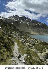 Camino rocoso la cima