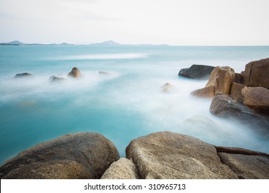 바위가 많은 해안 또는 해변, 태국 안다만 해 스톡 사진