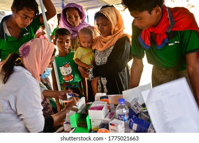 Rohingya Refugee Waits For Treatment In Temporary Medical Camp At The Palongkhali Makeshift Camp In Cox's Bazar, Bangladesh, On September 06, 2017