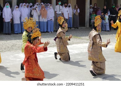 Rohul, Riau - Indonesia : April 6, 2022 : A Traditional Dance From The Riau Region Performed By A Little Girl, While Welcoming Special Guests At An Event.