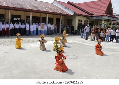 Rohul, Riau - Indonesia : April 6, 2022 : A Traditional Dance From The Riau Region Performed By A Little Girl, While Welcoming Special Guests At An Event.