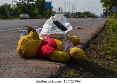 Roi Et, Thailand, 20 April 2018. Old Teddy Bears And Old Bags Were Discarded As Rubbish On The Highway