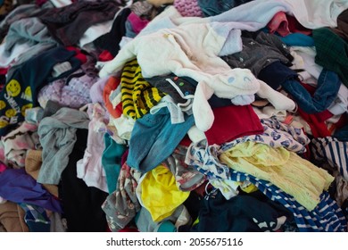 Roi Et, Thailand-1 October 2021: Old Clothes, Second Hand Clothes, Defective Clothes From The Country. Japan Was Sent To Sell At A Cheap Price In The Northeast Of Thailand.