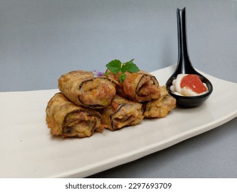 Rolled corned eggplant, made by cutting the eggplant flat and coating it with seasoned corned beef, then rolling it up and frying it with a layer of flour. it tastes good, soft, spacy