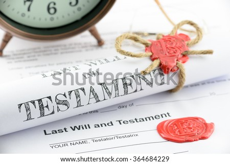 Rolled up scroll of last will and testament fastened with natural brown jute twine hemp rope, sealed with sealing wax and stamped with alphabet letter B. Decorated with an antique clock on a table. Foto stock © 