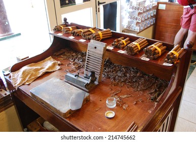 Rolling Cigars In Cuba