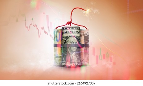 Rollos de dinero mundial que simbolizan dinamita con mecha encendida Foto de stock