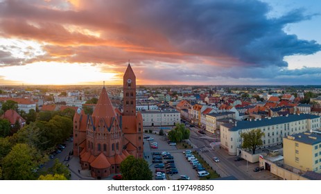 Die römisch-katholische Kathedrale St. Stanisław Biskupa Martyr in Ostrow Wielkopolski, Polen. Luftblick auf Kirche und Altstadt bei Sonnenuntergang.