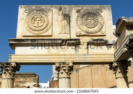 Roman municipal forum of Mérida (1st century BC). On the enormous Corinthian columns rests an attic with metopes in which medallions alternate with the heads of Jupiter-Amun, Medusa and caryatids carr