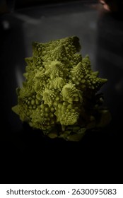 brócoli romanesco sobre mesada porcelanato oscuro 