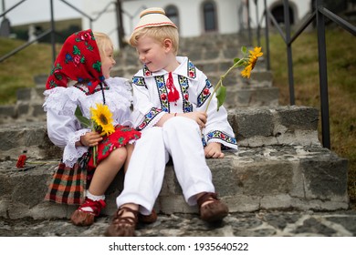 Romanian girl and boy in tradițional clothes