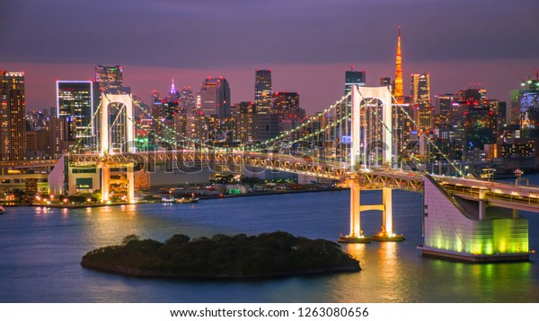 日本のお台場は 東京 お台場 レインボーブリッジ 東京タワーのランドマーク トワイライト のロマチックな夜景 限定フォーカス の写真素材 今すぐ編集