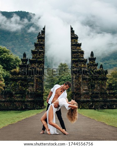 Romantic Couple in Bali at Handara Gates