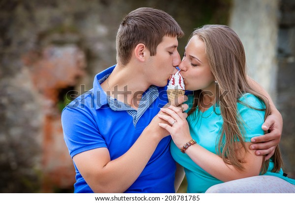 Romantic Couple Eating Ice Cream Park の写真素材 今すぐ編集