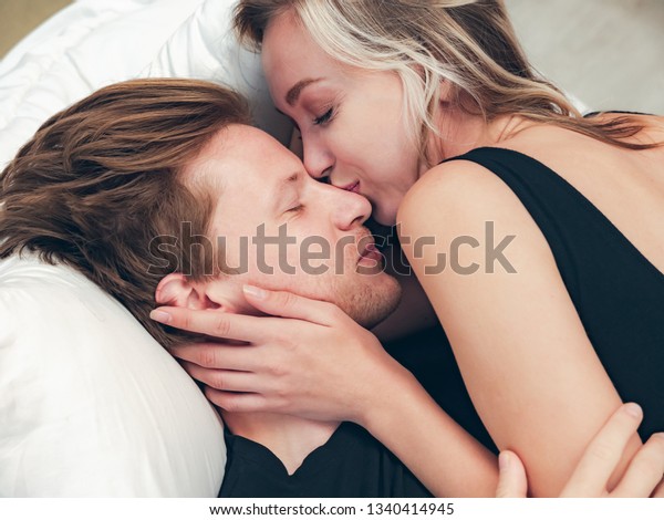 Romantic Couple Feeling Loving On Bed Stockfoto Jetzt