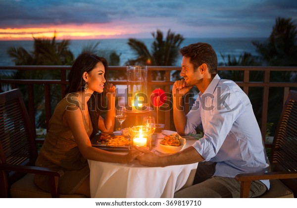 Romantische Paare Essen Mit Sonnenuntergang Und Stockfoto Jetzt Bearbeiten