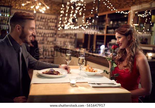 Un Couple Romantique Amoureux Dine Sur Photo De Stock Modifiable