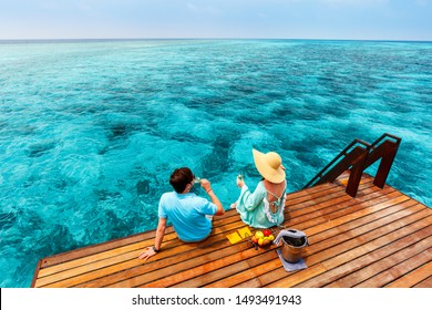 Romantický pár v tropickém resortu během líbánkové dovolené